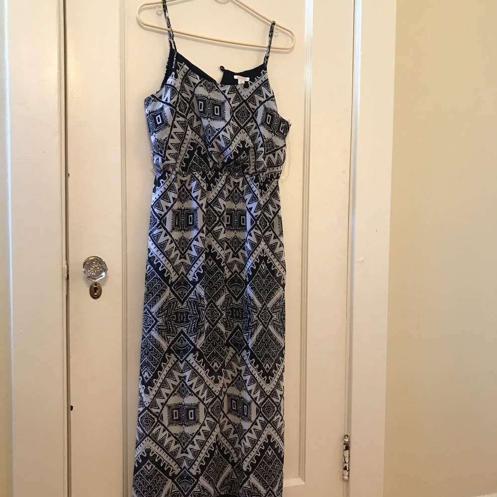 Long black and white summer dress. Size: Large